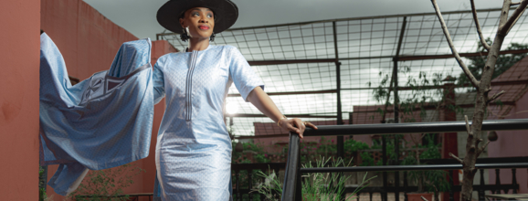 Frau mit Hut in Fokus Hosenanzug