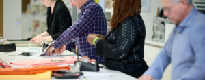 Mitarbeiter der Boutique beim Arbeiten mit Damast