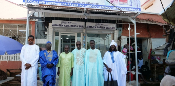 Group in front of Moctar Yaras shop in Harlem