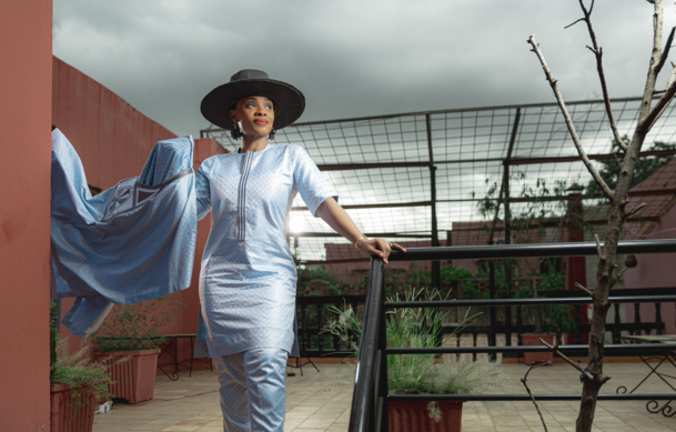 Frau mit Hut in Fokus Hosenanzug