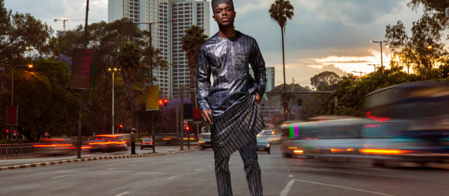 Homme en boubou bleu foncé au carrefour de la ville