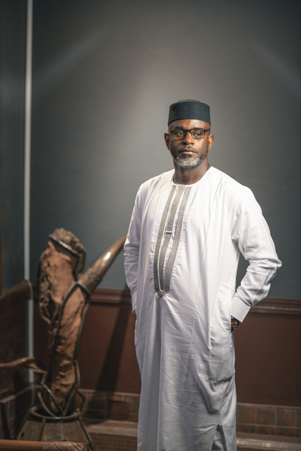 Älterer Mann mit Bart in weißem Fokus