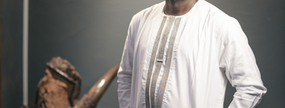 Älterer Mann mit Bart in weißem Fokus