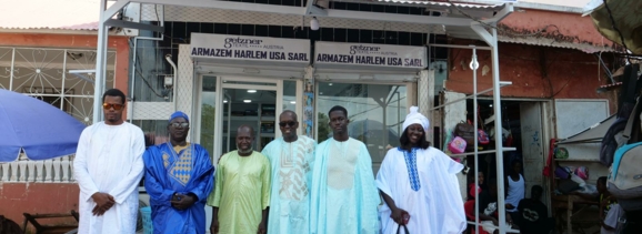 Photo de groupe devant le magasin de Moctra Yara à Harlem