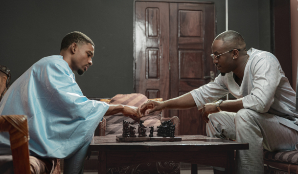 zwei Männer in Fokus beim Schachspielen