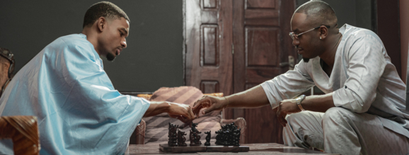 zwei Männer in Fokus beim Schachspielen