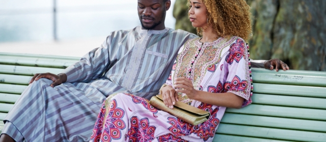 Couple assis sur un banc dans un parc